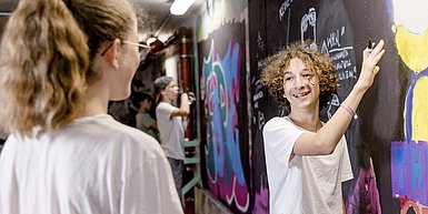 Jugendliche malen ein Graffiti