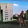 Foto: Kind auf Fahrrad in einer Hochhaussiedlung