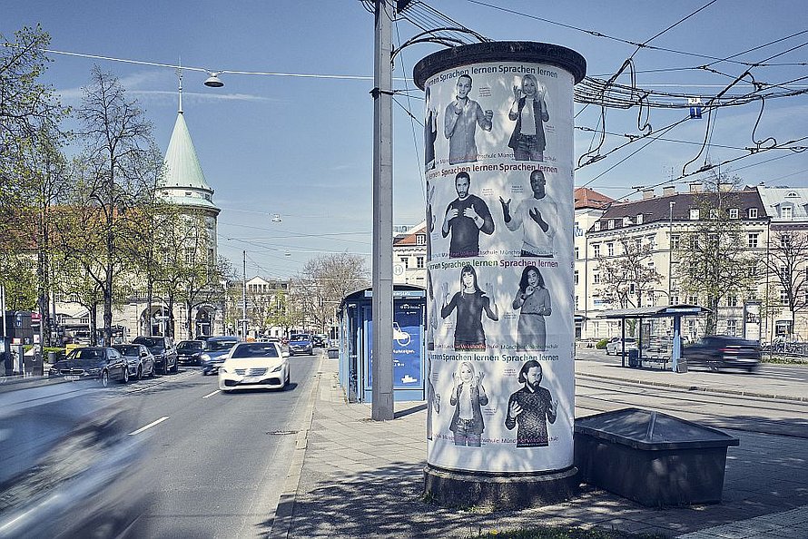 Eine Litfaßsäule in München mit der Imagekampagne Sprachen der MVHS