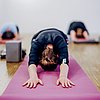 Foto: Frau in Yoga-Position auf Yogamatte