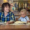 Kinder spielen mit Spaghetti beim Essen