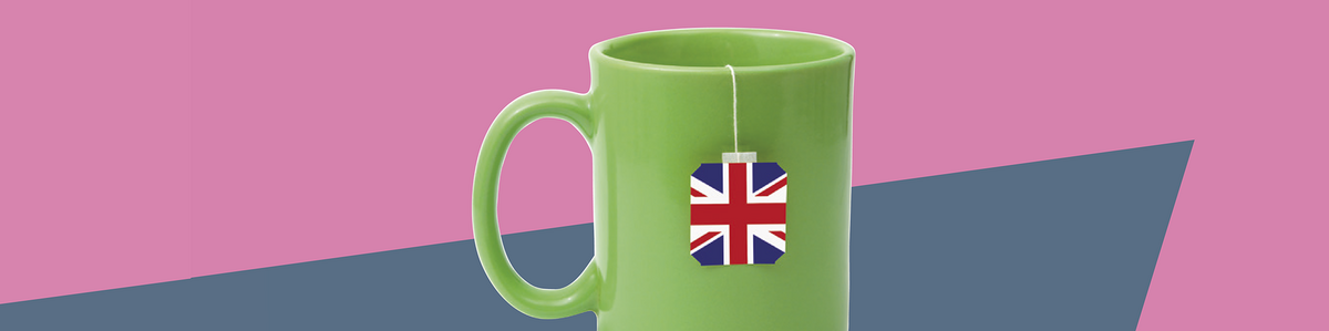 Grüne Teetasse mit Britischer Flagge vor pinkfarbenem Hintergrund