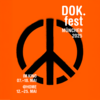 Festivalmotiv DOKfest München 2025: Schrift und Friedenszeichen auf orangefarbenem Hintergrund