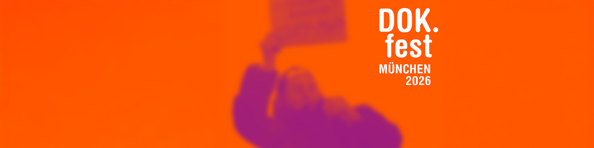 Festivalmotiv DOK.fest München 2026: schemenhafte Figur auf orangefarbenem Hintergrund