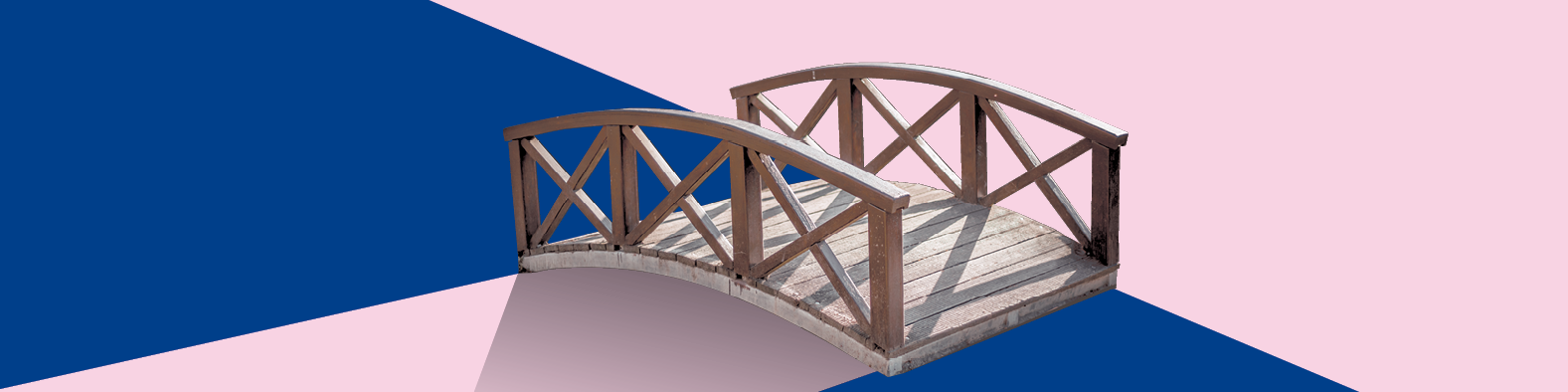 Brücke vor rosa-blauem Hintergrund
