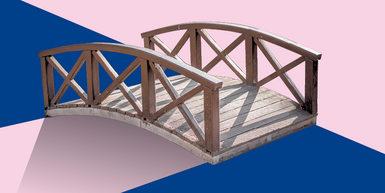 Brücke vor rosa-blauem Hintergrund