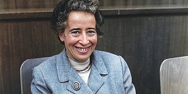 Bildcollage Hannah Arendt, einmal ernst, einmal lächelnd