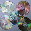 Foto von verschiedenen künstlerisch bearbeiteten und colorierten Compact Discs
