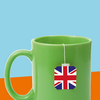 Grüne Teetasse mit Britischer Flagge vor orange-blauem Hintergrund