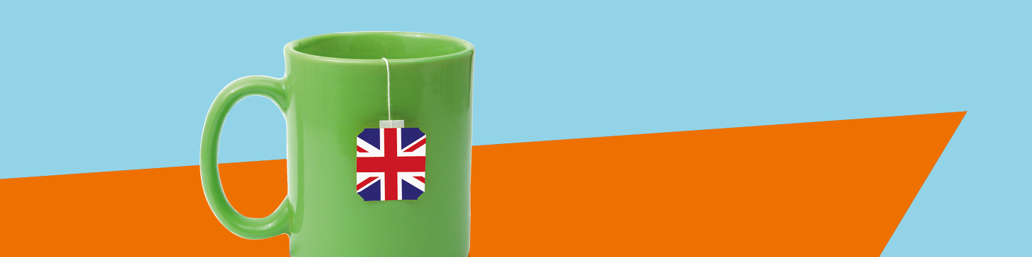 Grüne Teetasse mit Britischer Flagge vor orange-blauem Hintergrund