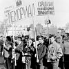 Demonstrierende mit Protestschildern von MEMORIAL, 1. Mai 1990