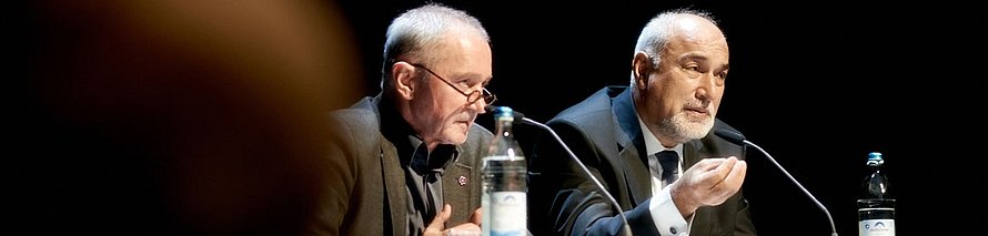 Varujan Vosganian liest aus seinem Roman „Buch des Flüsterns“ Foto Varujan Vosganian liest aus seinem Roman „Buch des Flüsterns“