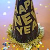 Partyhut mit goldener Aufschrift HAPPY NEW YEAR