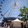 Bürgerinnen und Bürger informieren sich zu europäischen Themen an Informationsständen vor dem Münchner Riesenrad "Umadum"