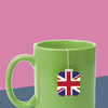 Grüne Teetasse mit Britischer Flagge vor pinkfarbenem Hintergrund
