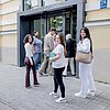 Foto: junge Personen vor Eingang der Münchner Volkshochschule in der Einsteinstraße 28