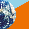 Ausschnitt Weltkugel vor orange-farbenem Hintergrund