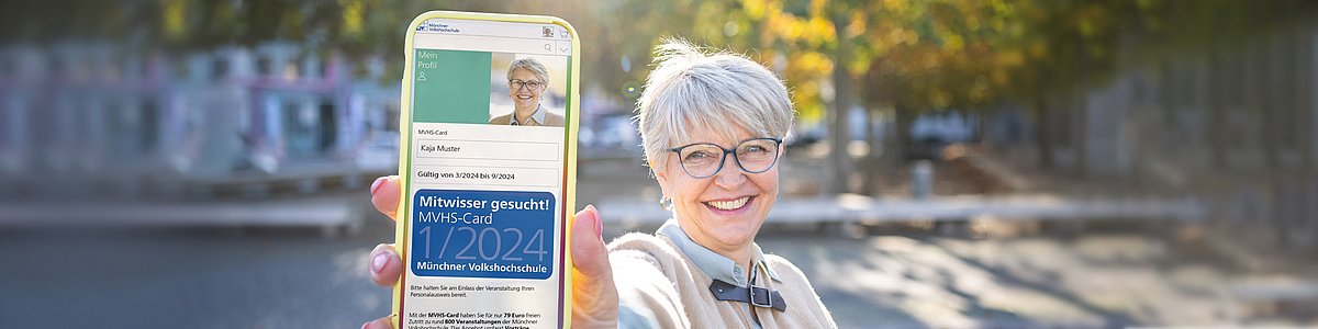 ältere Frau zeigt digitale MVHS-Card auf Smartphone 