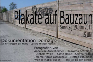 Plakate auf Bauzaun – Dokumentation Domagk, Ausschnitt aus der Einladungskarte