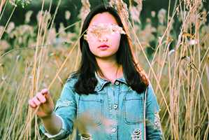 Foto Junges Mädchen in einem Gräserfeld