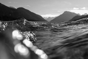 Schwarz-weiß-Foto Flussansicht