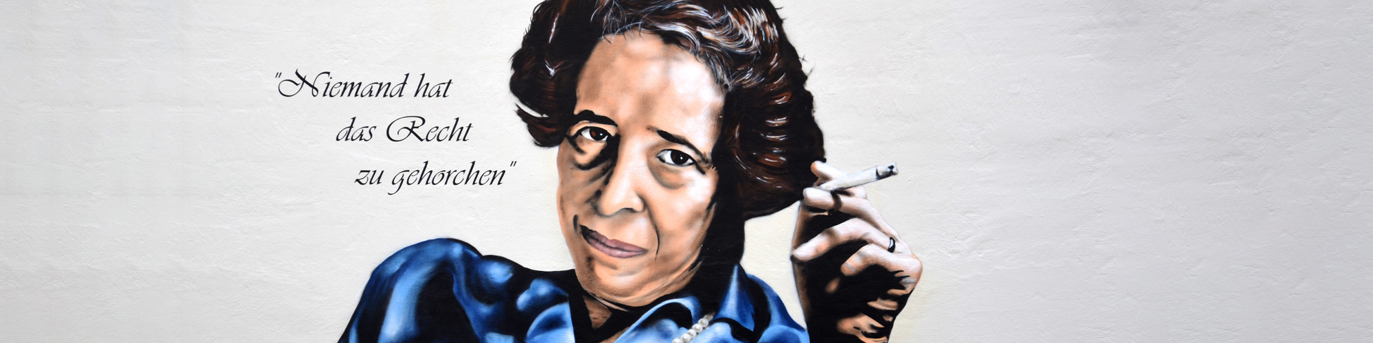 Gaffiti: Hannah Arendt mit Zigarette und Spruch: Niemand hat das Recht zu gehorchen