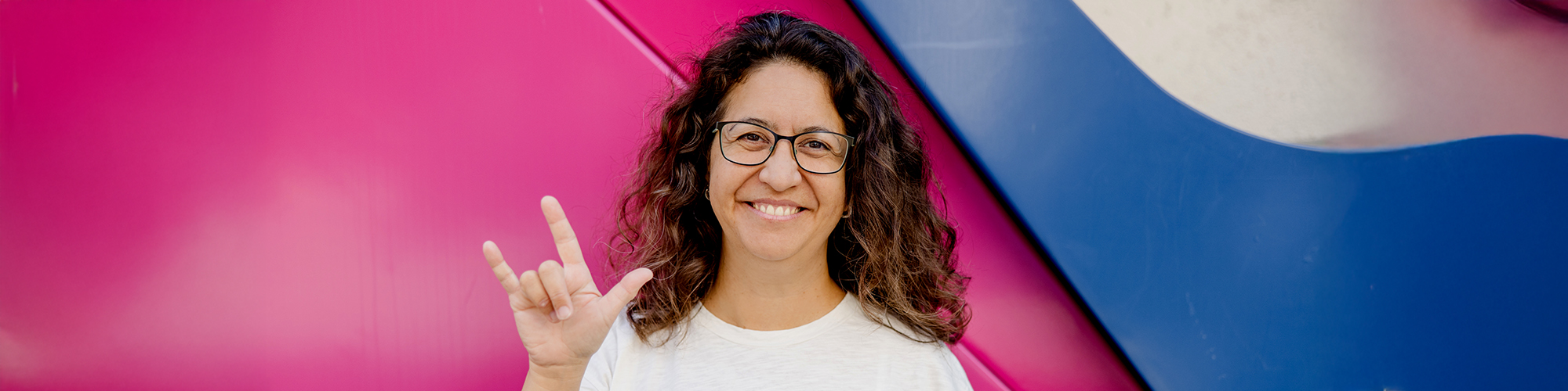 Engagierte Dozentin für Gebärdensprache gebärdet ein Zeichen