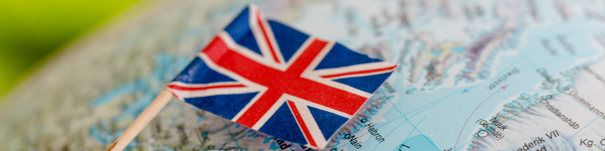 Kleine englische Fahne liegt auf einem Globus