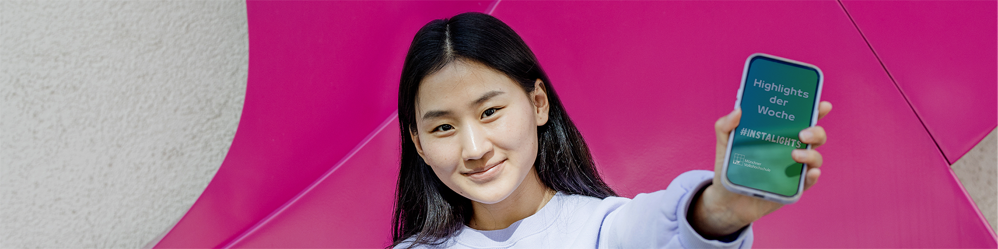 Junge Frau hält Handy