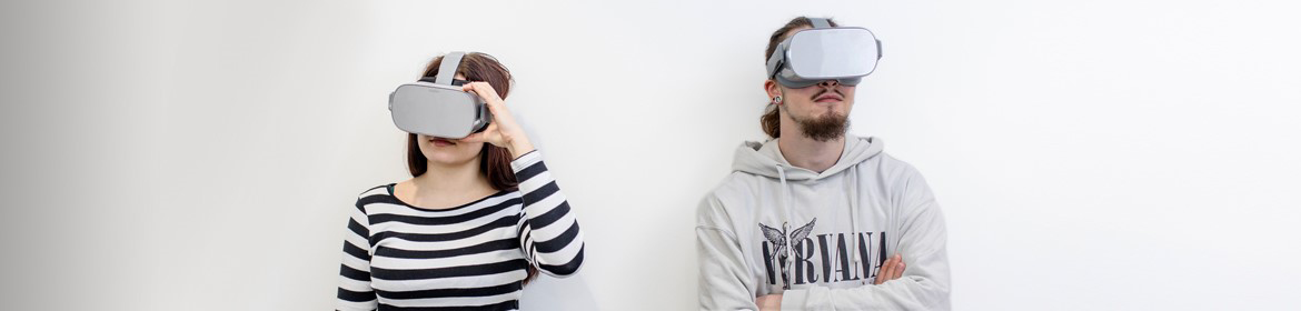 Eine junge Frau und ein junger Mann mit 3D-Brille auf