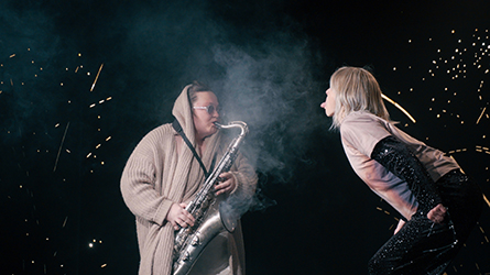 Filmstill aus "Dann gehste eben nach Parchim": zwei Frauen auf einer Bühne machen Musik. Eine Frau hält ein Saxophon.