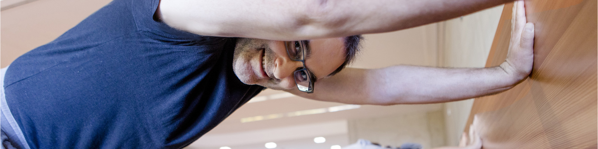Foto: Frauen und Männer bei Yoga-Übungen