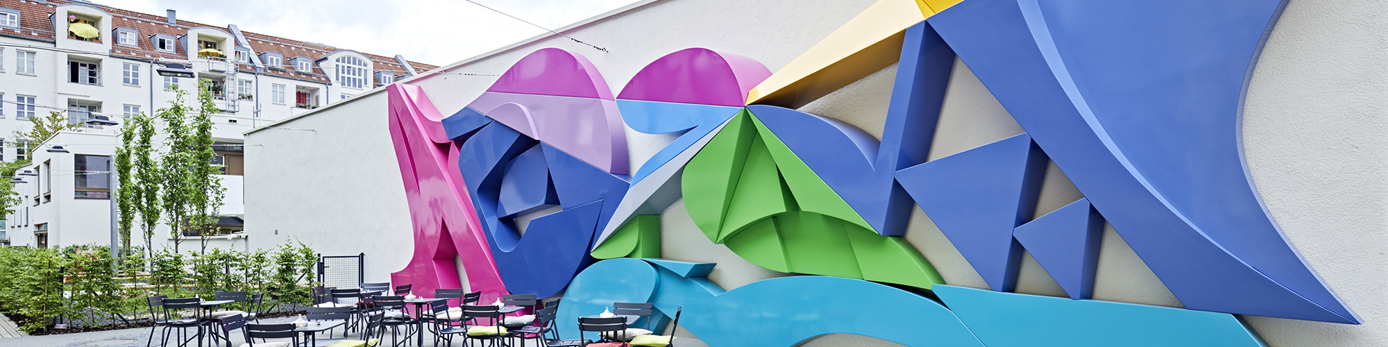 Foto: Innenhof Einstein 28 mit farbiger Stahlplastik „Common Wall“