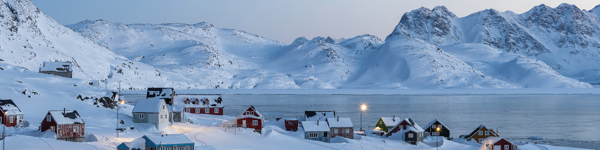 Foto: kleines Dorf in grönländischer Landschaft