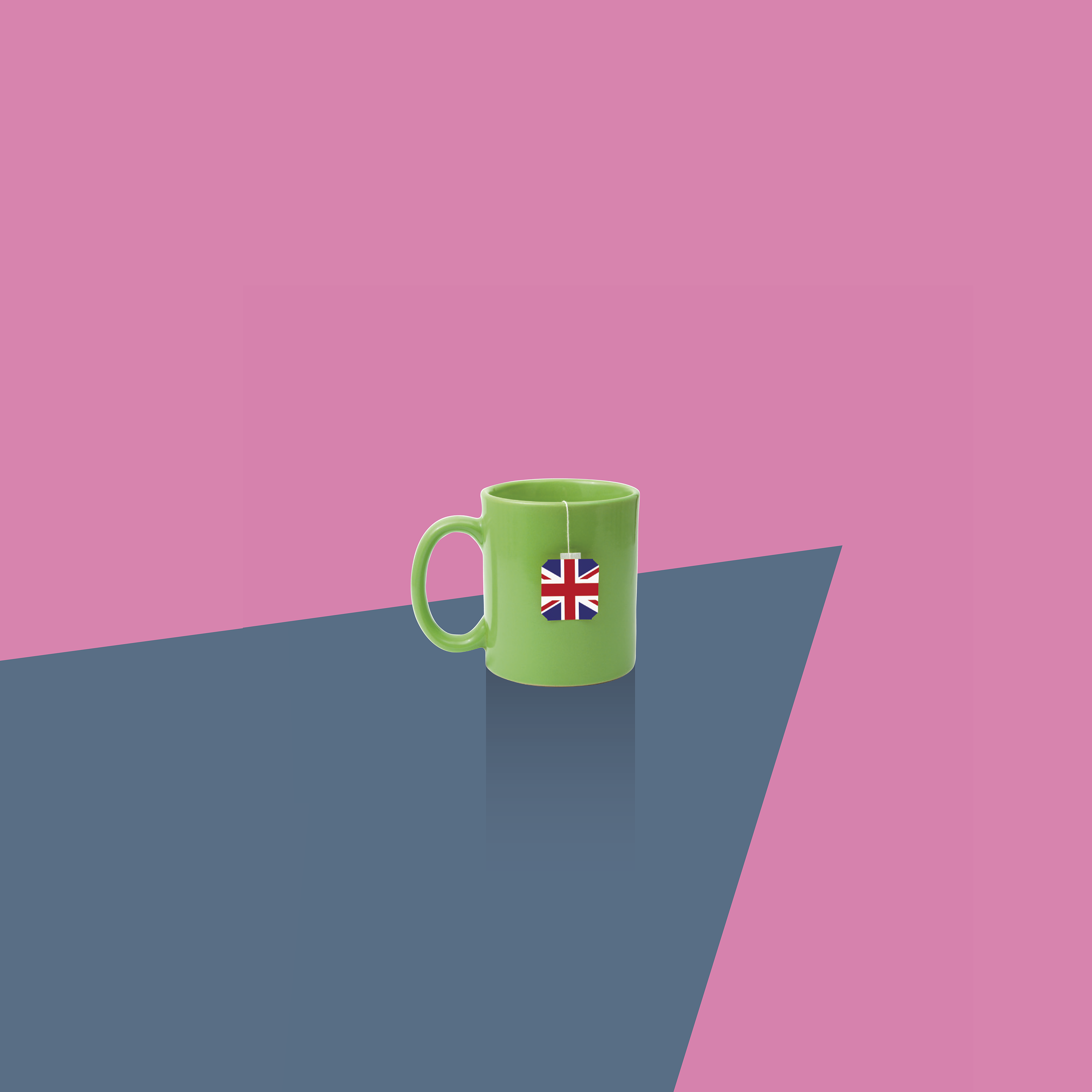 Grüne Teetasse mit Britischer Flagge vor pinkfarbenem Hintergrund