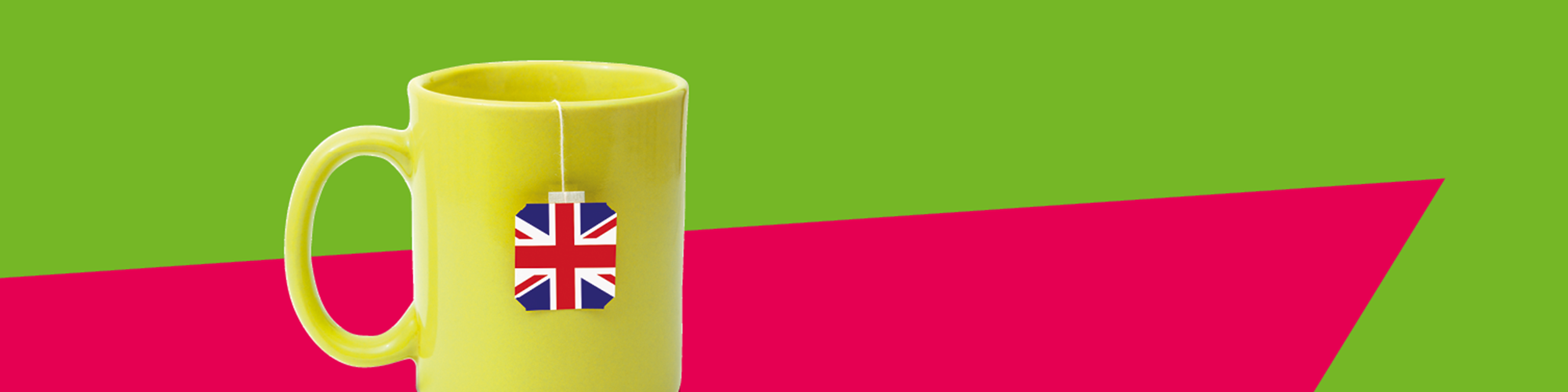gelbe Tasse mit englischem Teebeutel vor pink-grünem Hintergrund