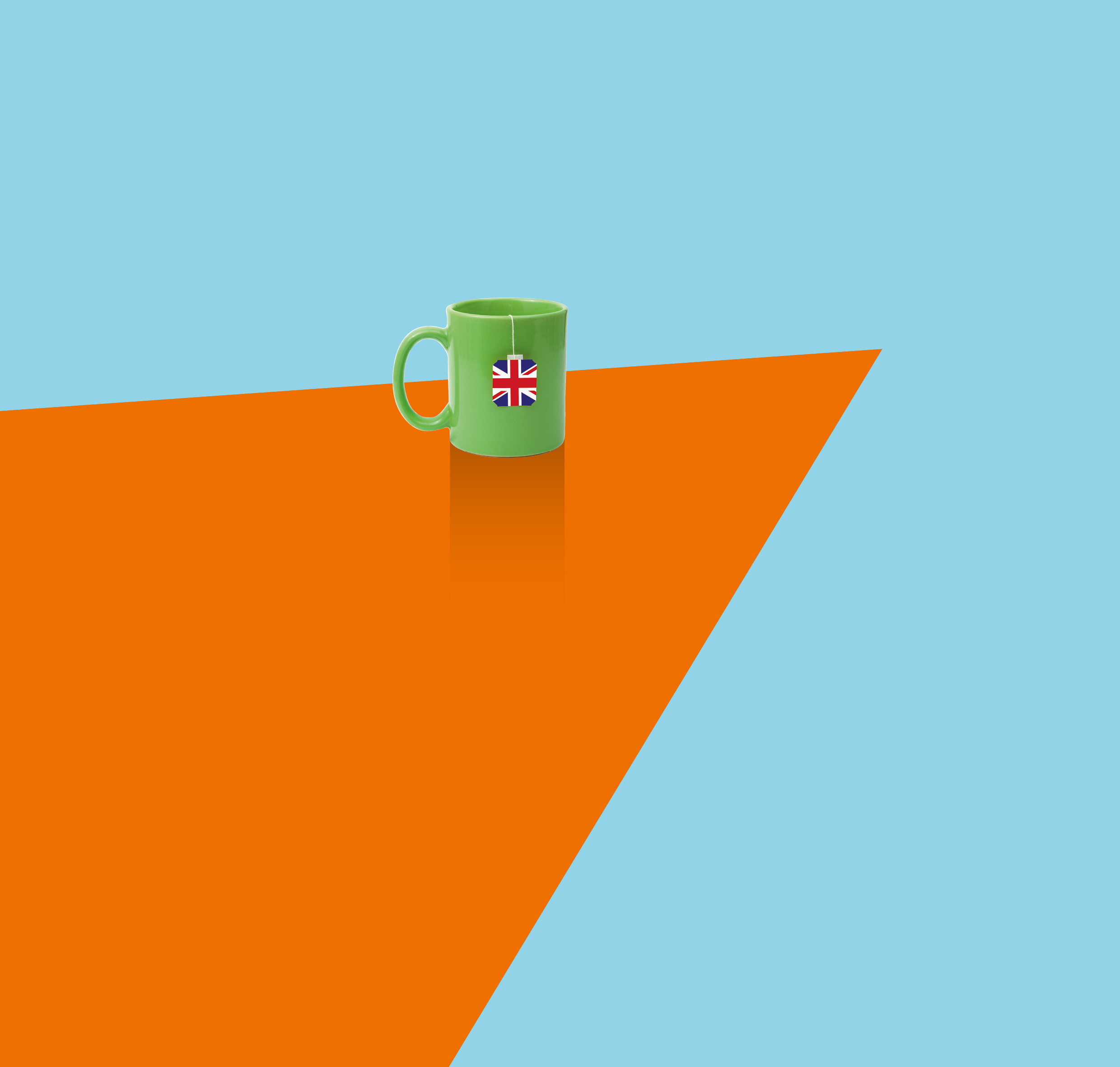 Grüne Teetasse mit Britischer Flagge vor orange-blauem Hintergrund