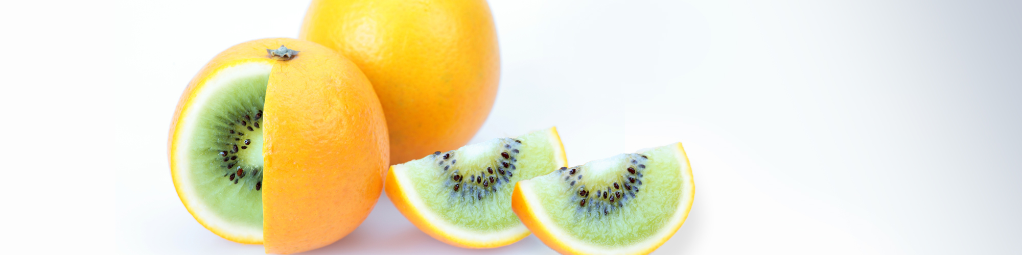 Fotomontage aufgeschnitten Orange mit grüner Kiwi-Füllung